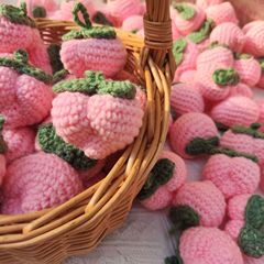 毛糸ニットの掛け物の桃の手作りの鍵は果物のかわいい水蜜の桃を掛けます。