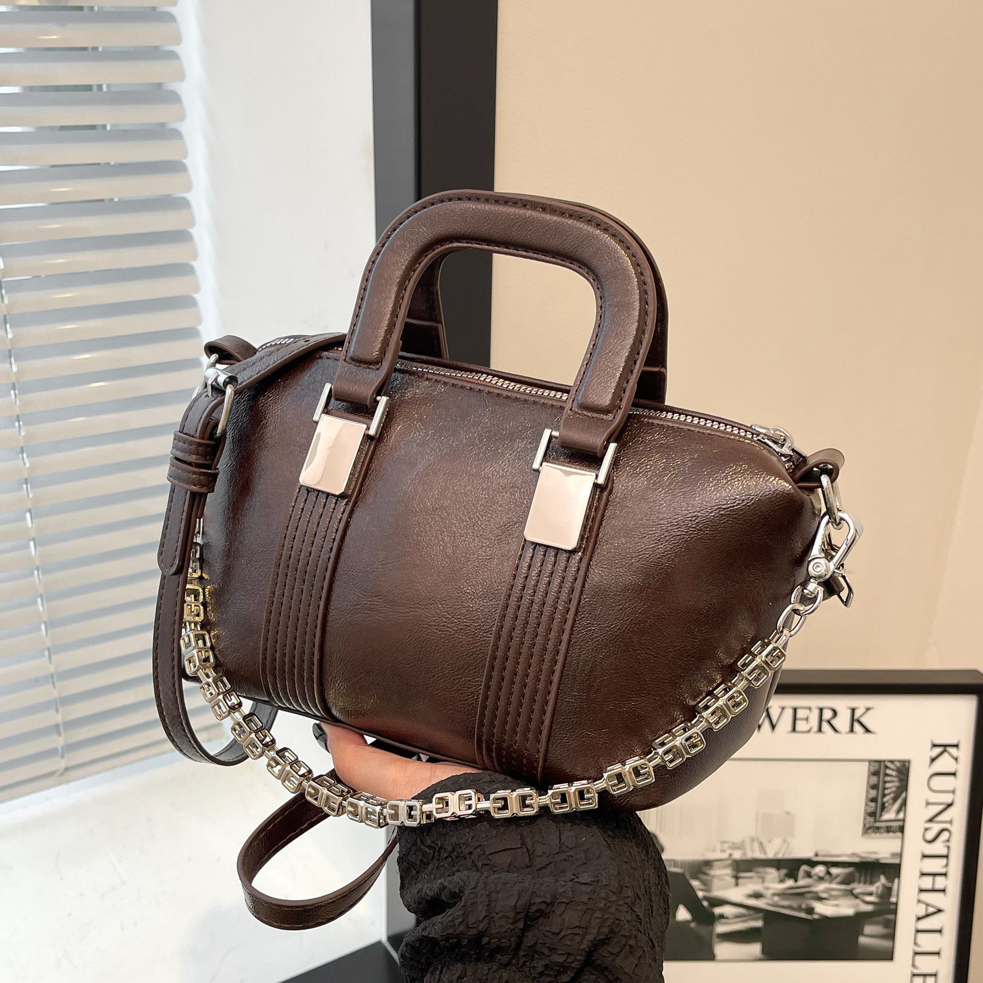 Bolso de mujer de moda bolso de mensajero de textura de color sólido 2025 otoño e invierno nuevo bolso de viajero simple bolso de mano