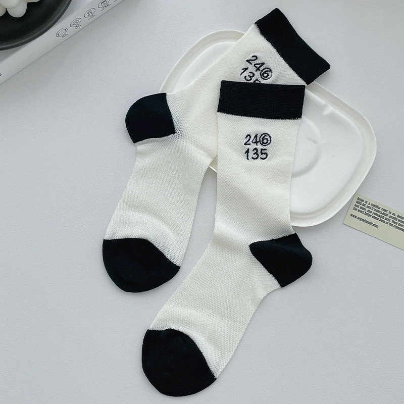 Calcetines de verano para mujeres delgadas mallas transpirables bordadas medias medias medias medias negras y blancas color combinado versátil calcetines de mujer Zhuhai al por mayor
