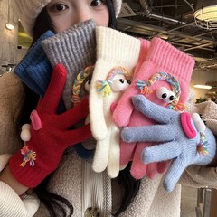 かわいい手袋をしている女性は冬に保温している学生が自転車で防寒している