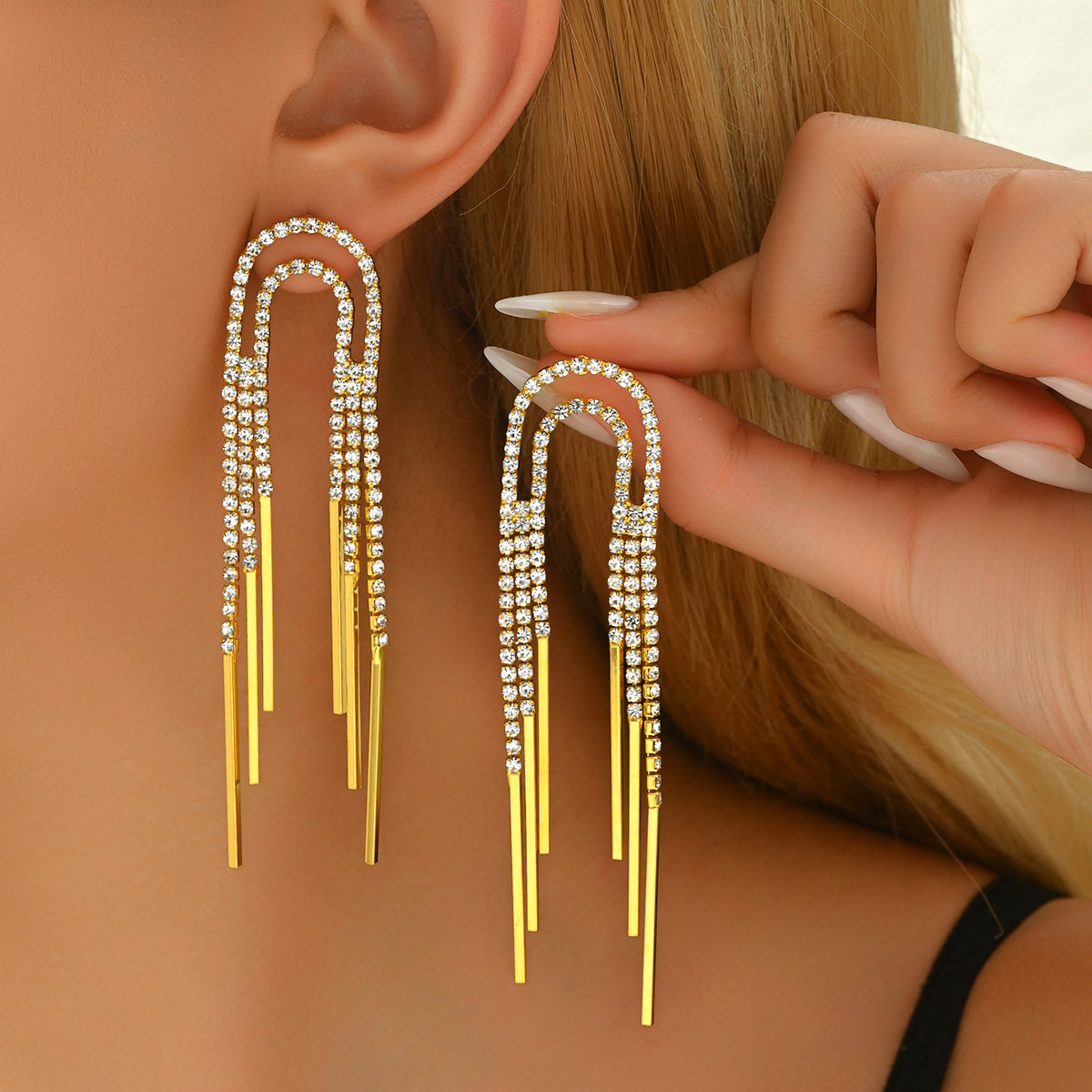Pendientes de nuevo estilo de comercio exterior, damas coreanas, temperamento de lujo ligero, pendientes de sentido de alta gama de moda, pendientes de borla de personalidad de diamantes de imitación