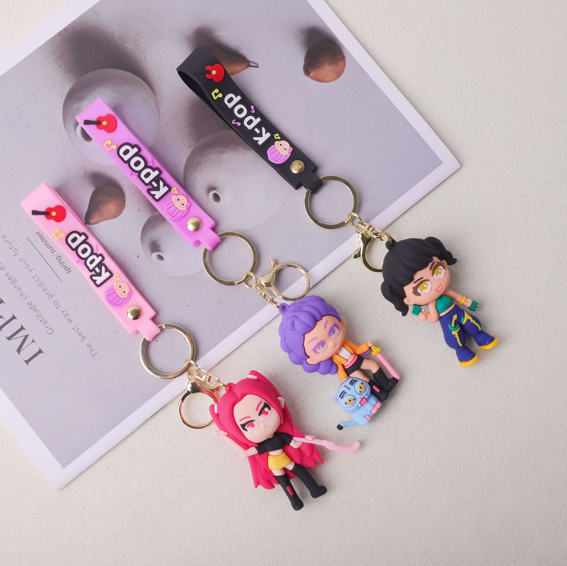 Explosiones transfronterizas KPOP caza de brujas colgantes de llaves animadas de alto valor de la cara accesorios de bolsas escolares al por mayor