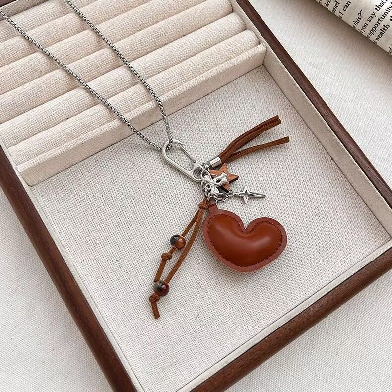 复古美拉德皮质吊坠项链女款轻奢小众设计感长款毛衣链个性卫衣链