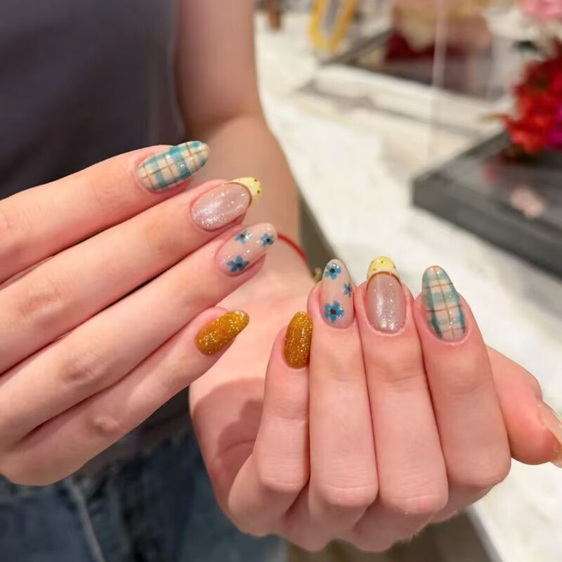 Retro French-Style Plaid Floral Oil Painting-Inspired Short Nail Art, High-End, Complexion-Enhancing, Pure Handmade Wearable Nails for Girls Retro French-Style Plaid Floral Oil Painting-Inspired Short Nail Art, High-End, Complexion-Enhancing, Pure Handmade Wearable Nails for Girls