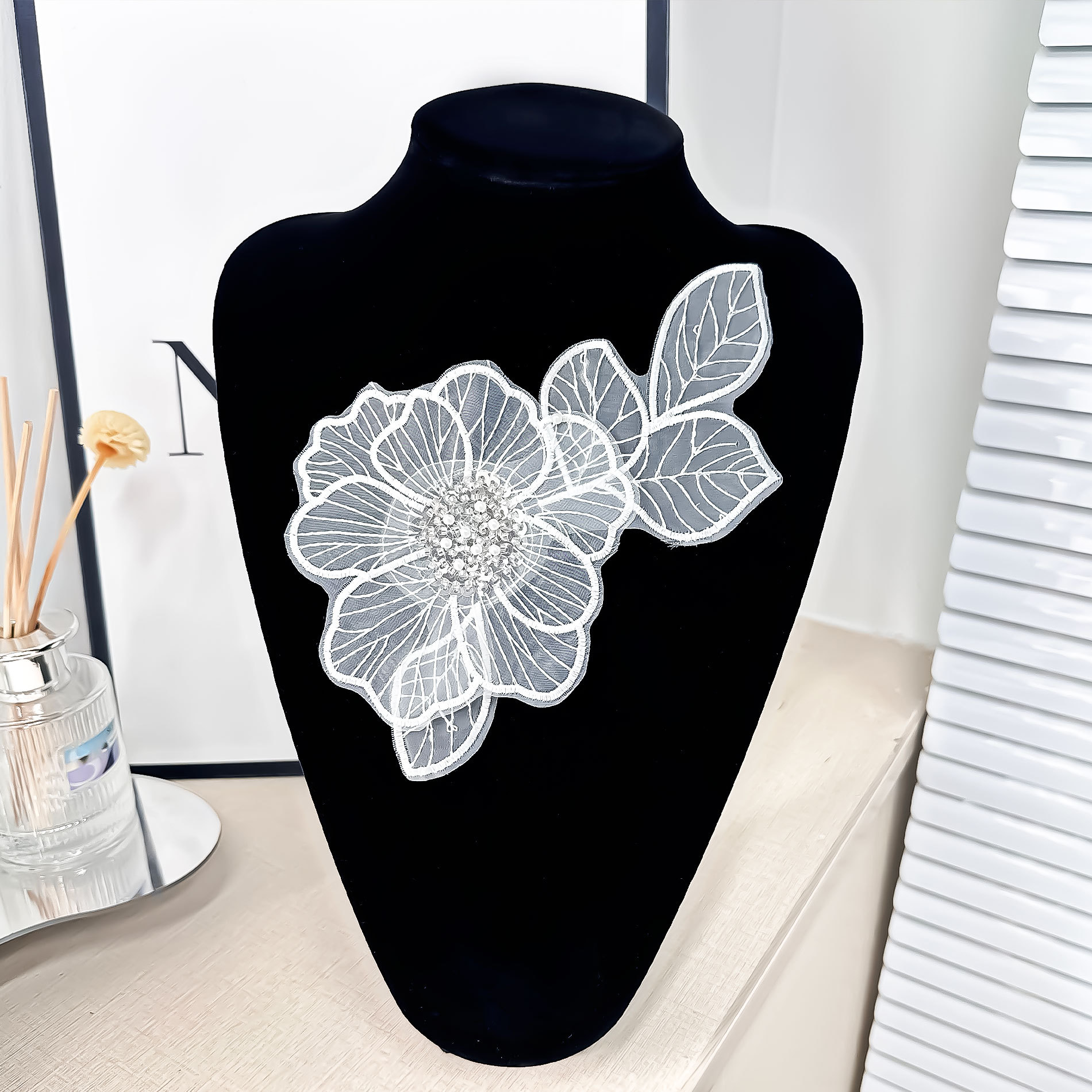 Fábrica de fuente al por mayor de inventario bordado estereoscópico sequinilla cuentas de tela decoración malla encaje floral accesorios de ropa