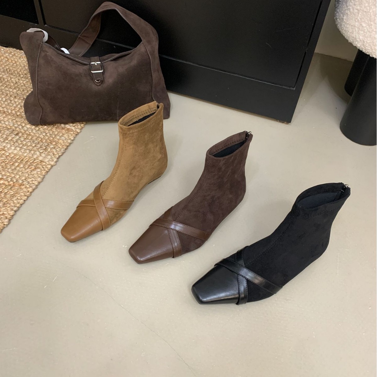 2025新款方头低筒瘦瘦百搭后拉链马丁时装绒面皮带扣女短靴