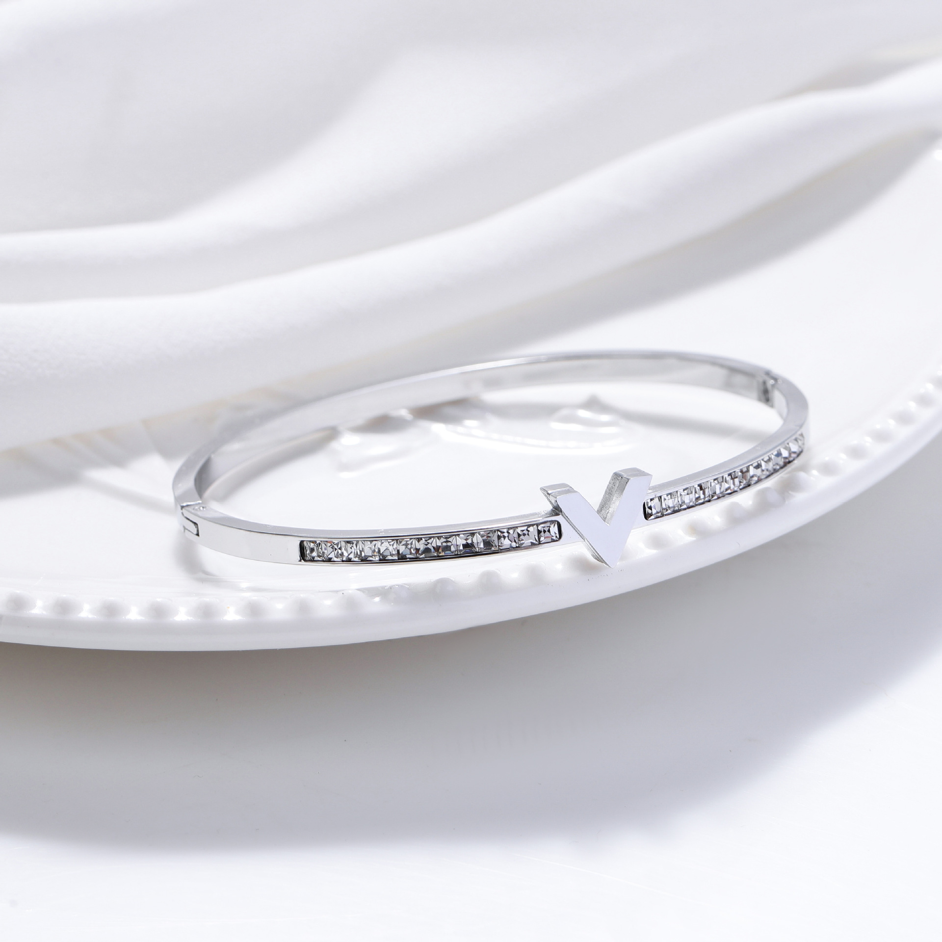 Nueva moda coreana alta sensación de V abertura brazalete de acero de titanio para mujeres brazalete de lujo ligero chapado 18K joyas