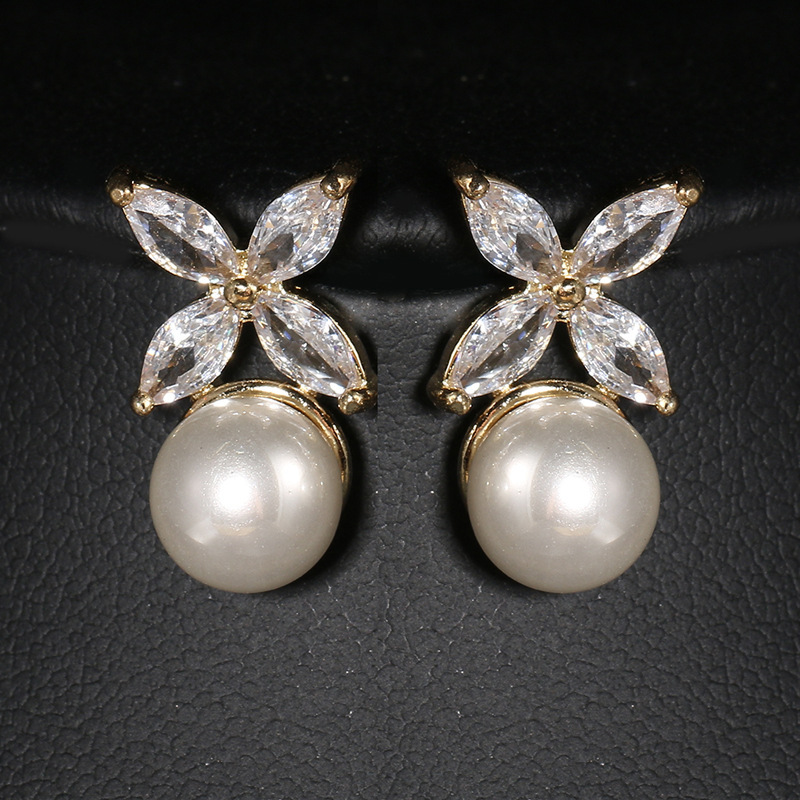 Fashionable earrings from pearl