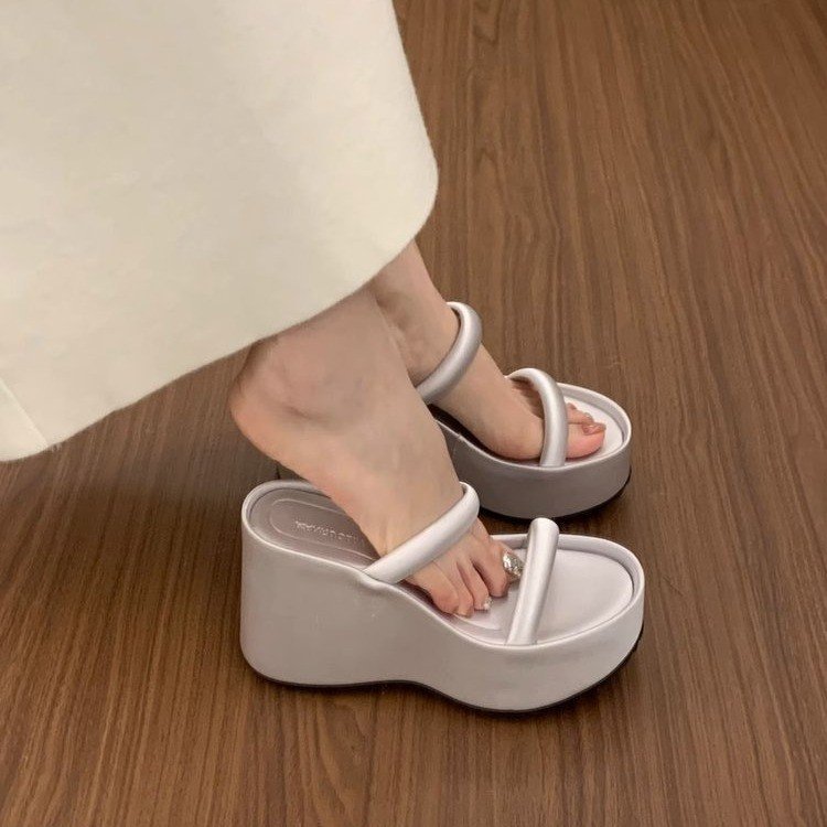 유럽과 미국의 솔리드 컬러 웨지 플랫폼 샌들 여성 신발 2025 여름 새로운 스퀘어 헤드 버클 캐주얼 샌들