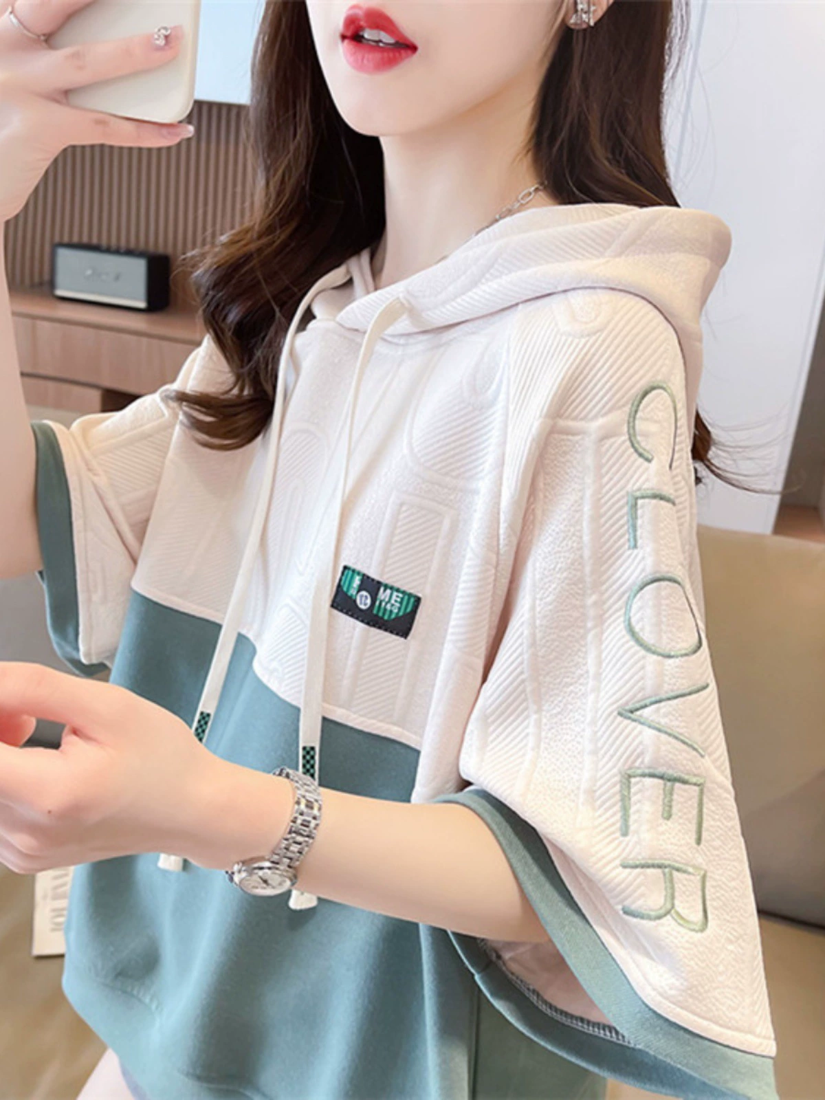 Футболка с короткими рукавами и капюшоном, женская летняя одежда, новинка 2025 года, свободные короткие топы большого размера контрастного цвета для маленьких людей