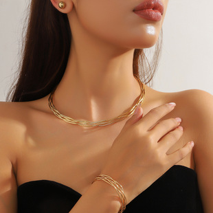 Europe and the United States cross-border high sense geometric linear winding choker niche fashion metal cold wind neck chain jewelry factory