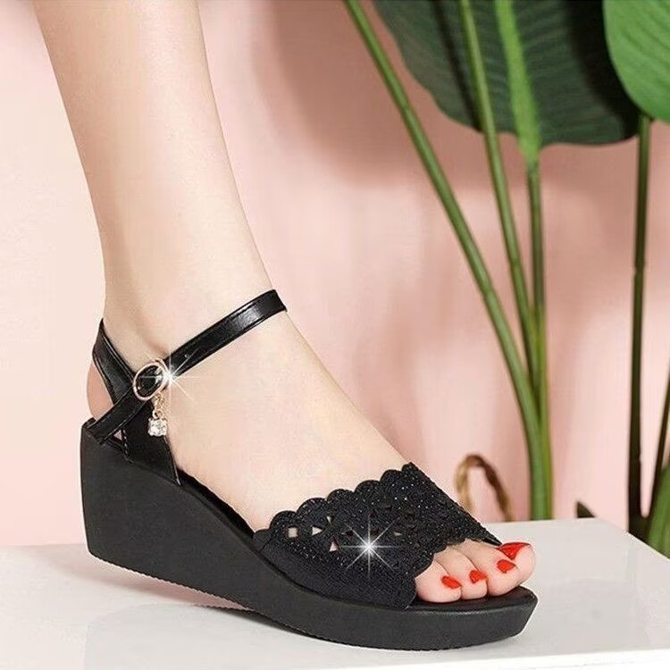 2026 verano nuevo estilo coreano estilo de moda hollow universal sandalias madres de mediana edad y sandalias de fijación