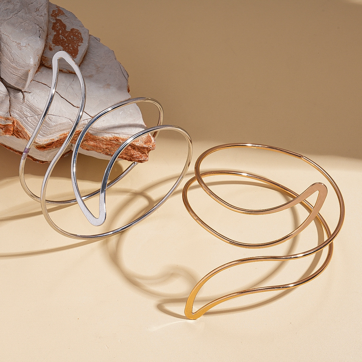 Europa y los Estados Unidos metal línea irregular de hoja hueco brazalete de apertura nicho transfronterizo de alta sensación joyería para mujeres image 5