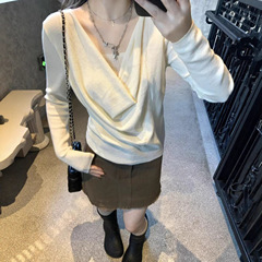 纯欲荡领露锁骨针织衫女秋冬高级感穿搭显白辣妹褶皱修身长袖上衣