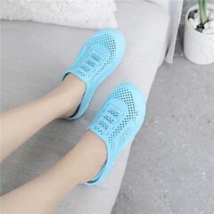 New summer closed-toe half-slipper women's wholesale street vendor-style hollowed-out breathable outdoor sandals with flat soles—perfect for indoor home wear as well.