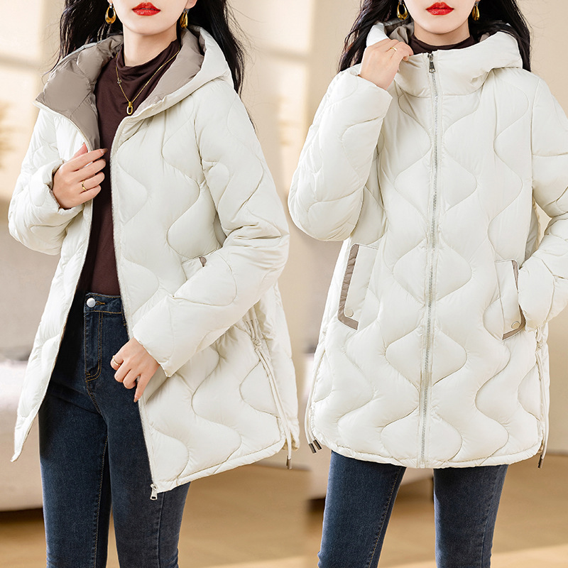 2025 estilo medio y largo de diamante sin cuello ligero abrigo de algodón de pluma femenino de diseño de invierno pequeño abrigo de algodón perfumado image 3