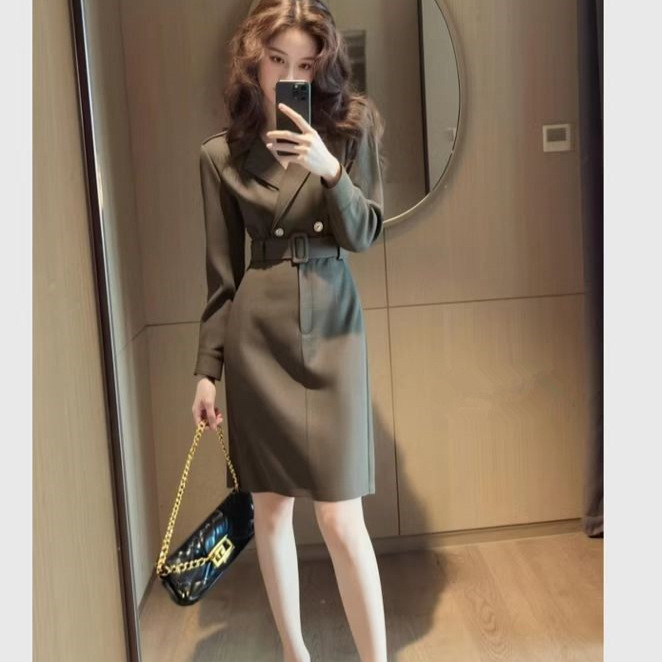 A Dress for Attending Important Occasions, with a Waist-Cinching Design, Mature and Professional Look, Suitable for Petite Figures, in Mocha Color, Suit-Style Dress for Winter A Dress for Attending Important Occasions, with a Waist-Cinching Design, Mature and Professional Look, Suitable for Petite Figures, in Mocha Color, Suit-Style Dress for Winter