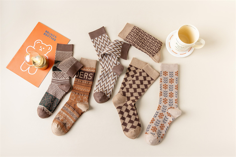 Double-needle, two-way trend, fashionable new women's pile socks, medium length, thickened khaki color wave pattern_voghion.com