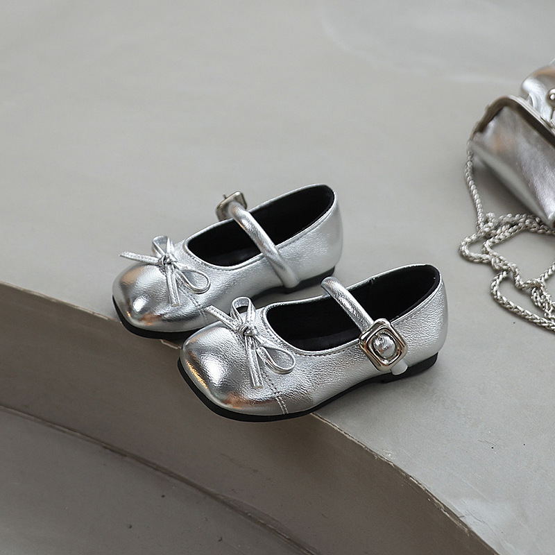 Glänzende silberne Mary-Jane-Ballerinas für Mädchen mit Schleifendetail, leicht, ideal für Schule und Party, mit praktischem Klettverschluss_voghion.com