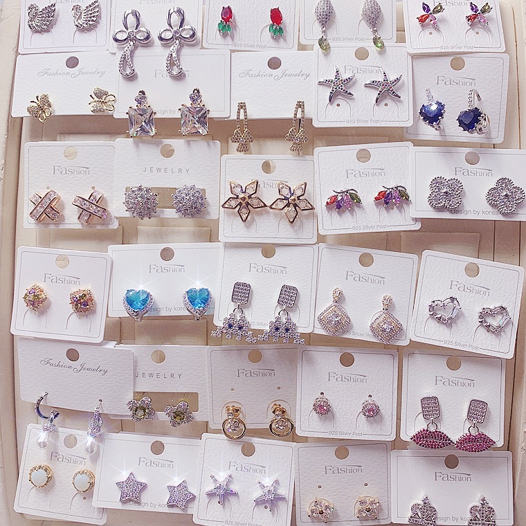 Universal earrings with zircon