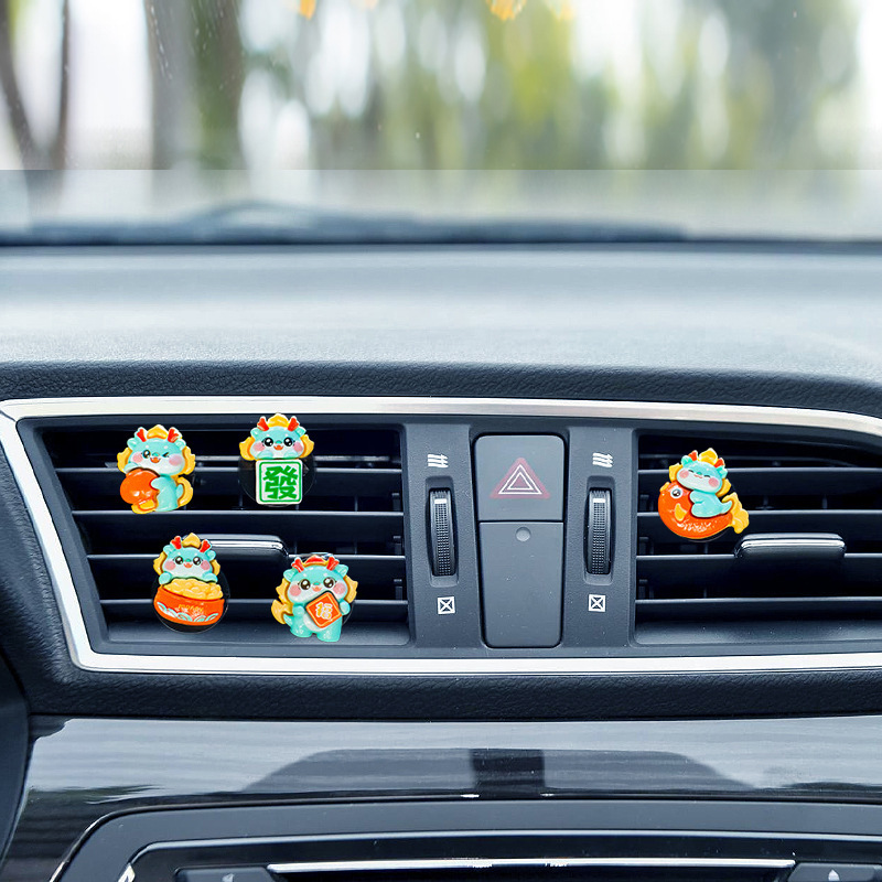 2024 Año del dragón Adornos pequeños sacudiendo la cabeza Decoración del automóvil Fa Cai Long Baby Adornos del automóvil Aromaterapia Xiaoqinglong Douyin