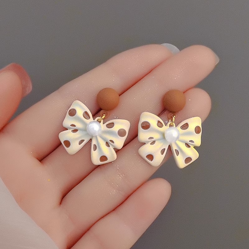 Cute painless pendant with bow