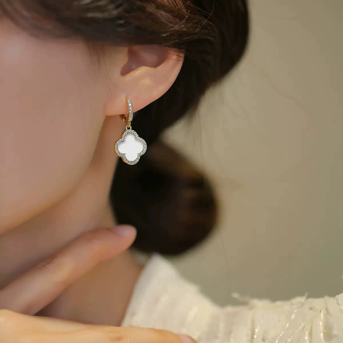 Изящные серьги, стиль Chanel, четырехлистник, микро инкрустация, стиль высокого качества