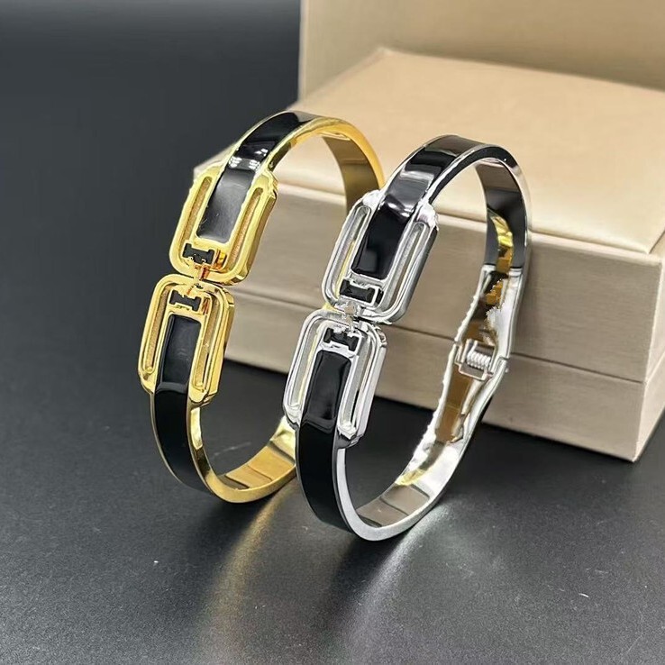 Low Price Factory Price Export Jewelry European and American New Style Engraved 18K Gold Titanium Steel Women's Classic Black Edge Letter Bracelet