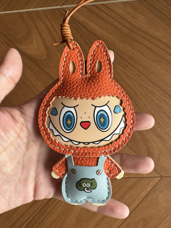 手作りのクリエイティブな本革製品、龍翔革模様の布ペンダント、ギフト漫画ペンダント、かわいい装飾、ZHでカスタマイズ可能|undefined