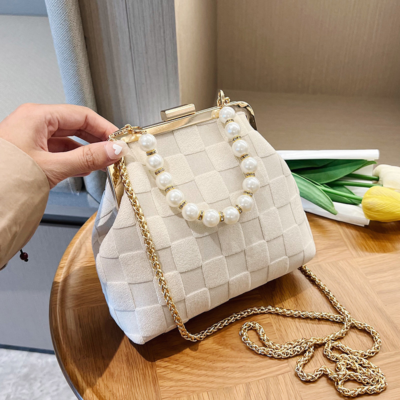 Kleine frische Tasche Damentasche 2023 Winter neue trendige Modekette Umhängetasche Internet-Berühmtheit Perlen-Handclip-Tasche_voghion.com