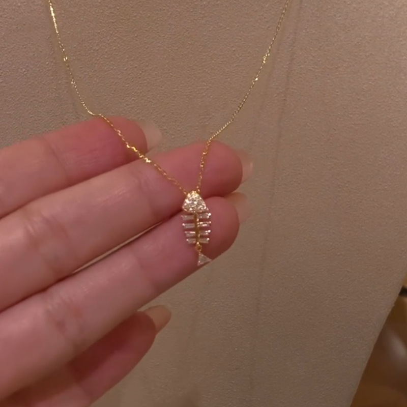 Golden Sparkling Full Diamond Fishbone Necklace 2026 New Model Light Luxury Elegant Exquisite Niche Design Clavicle Chain Customization Golden Sparkling Full Diamond Fishbone Necklace 2026 New Model Light Luxury Elegant Exquisite Niche Design Clavicle Chain Customization