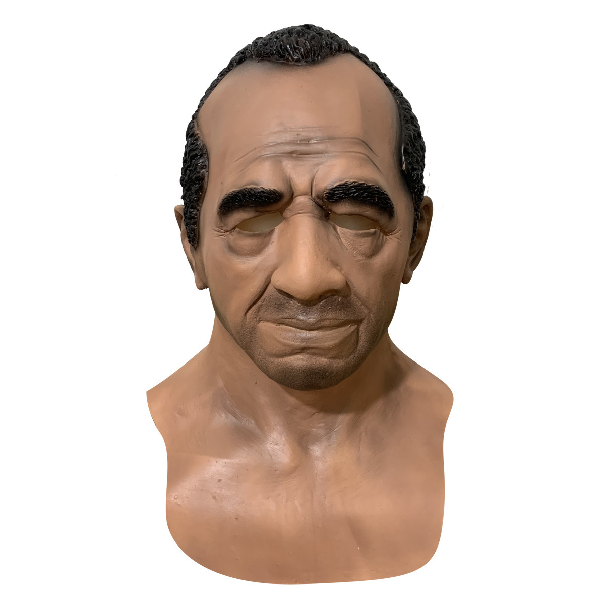 ハロウィーンのキャラクターは道具のマスクを演じます。