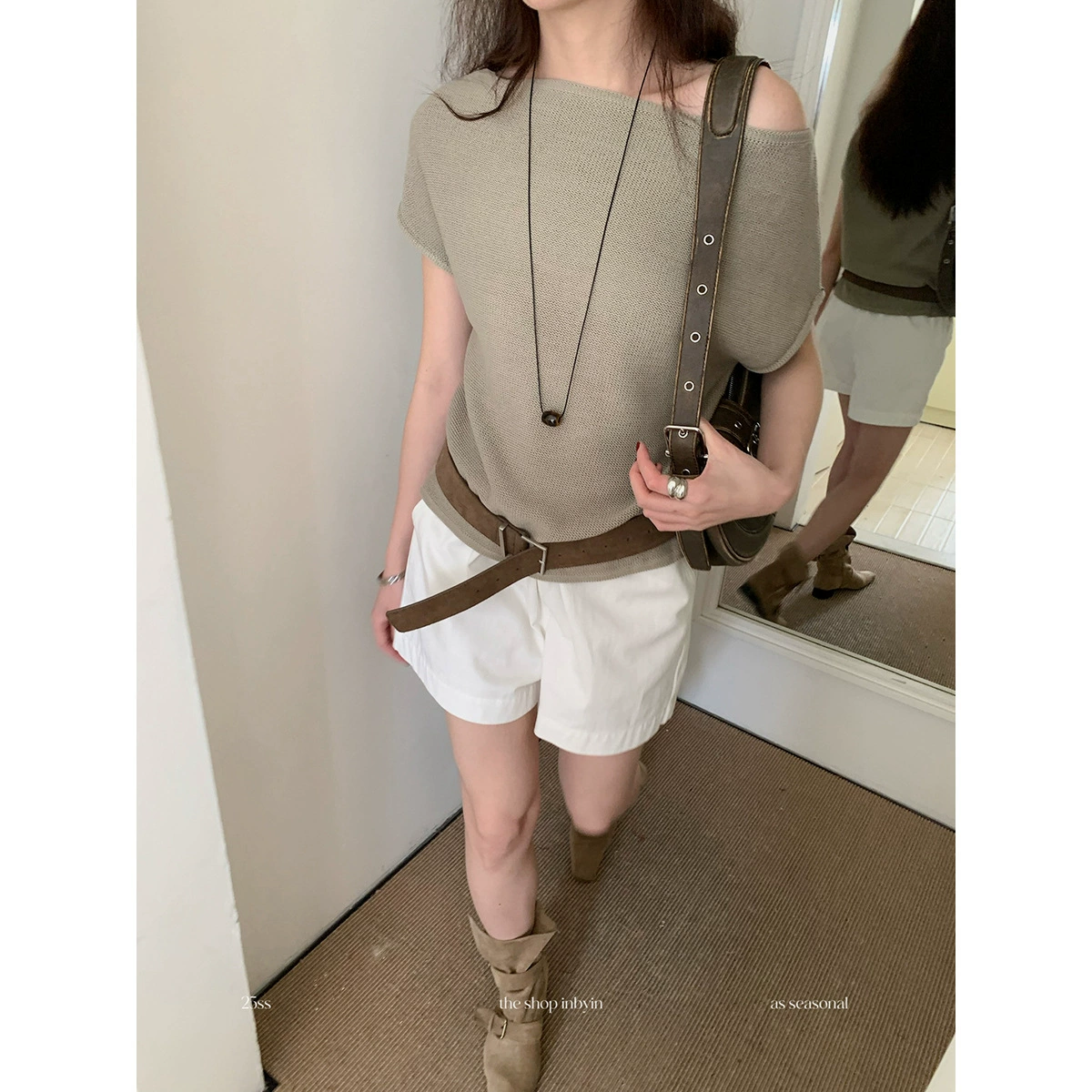 Yi En Oinbyin Корейская одежда с косыми плечами топ летняя женская минималистская ленивая свободная вязаная рубашка с короткими рукавами