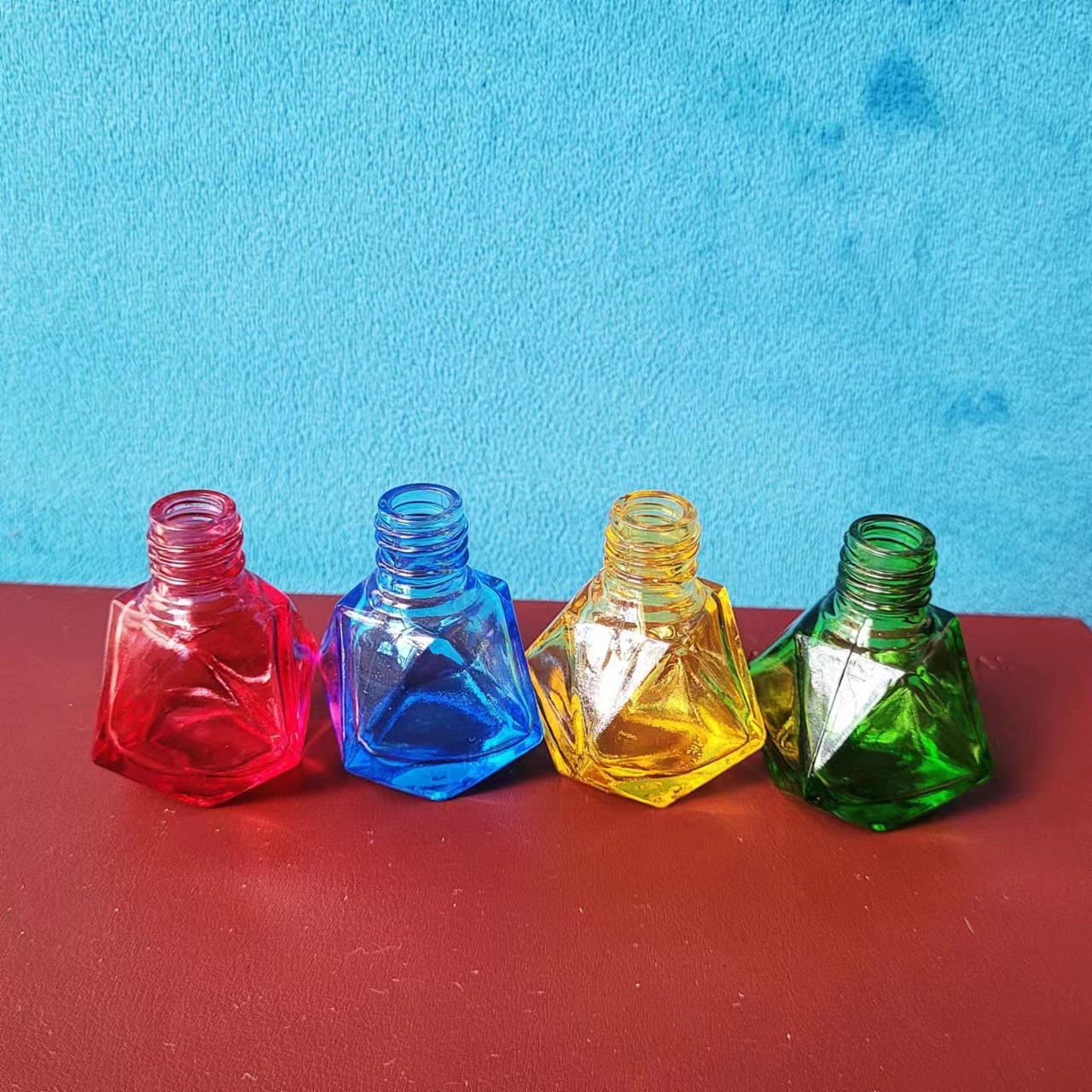 Botella de esmalte de uñas de dos cabezas Botella de pegamento para colorear productos para el cuidado de la piel Botella de maquillaje de subempaque Botella de brillo de labios portátil líquido de diferentes propiedades