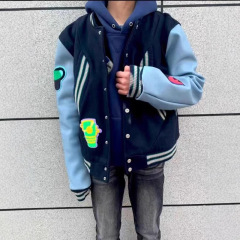 学院風野球服男女春秋アメリカの街頭のごろつきのかっこいいジャケットのカップルは色のカーディガンのコートをつなぎ合わせます。