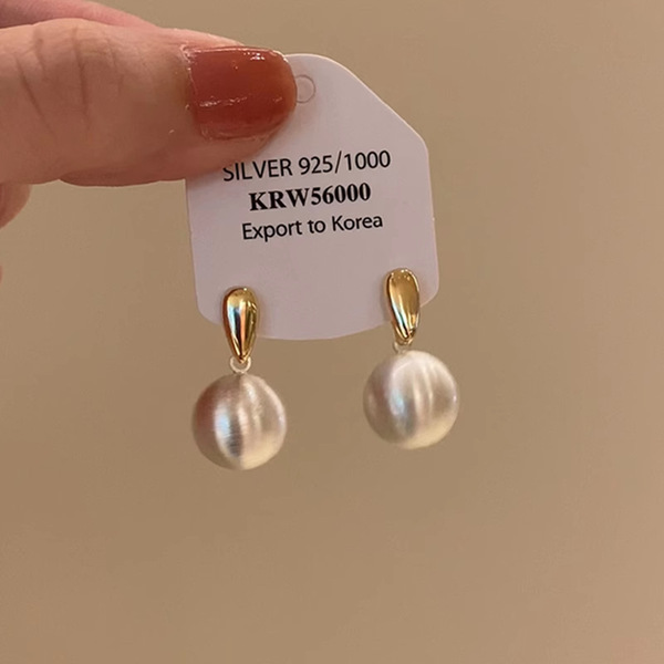 Elegant matte earrings