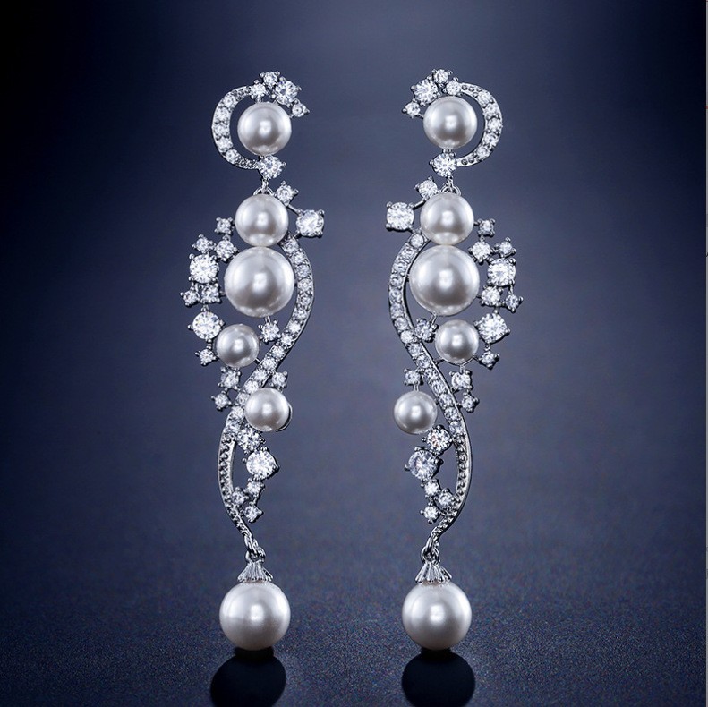 Aguja de plata, circón, letra de flor, pendientes de perlas artificiales, pendientes de temperamento de alta gama de moda, joyería única de lujo ligero femenino