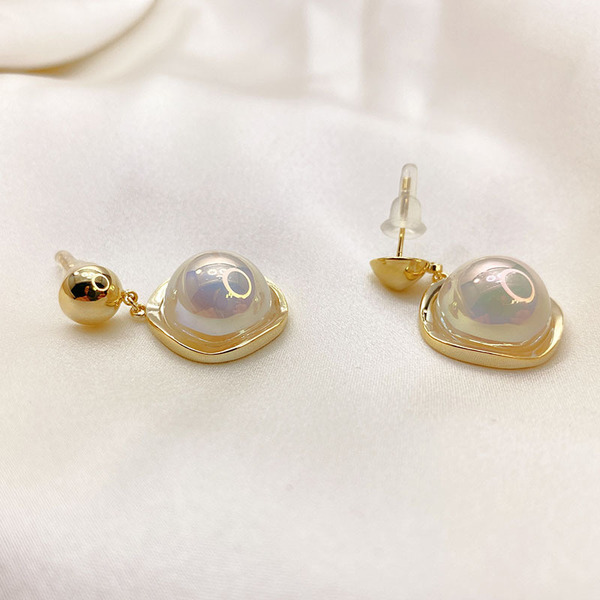 Brand fresh golden fashionable earrings