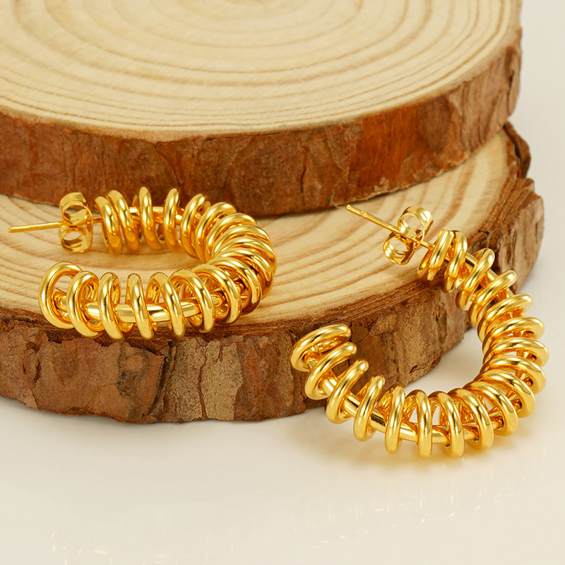 Nueva frontera europea y americana de acero inoxidable en forma de C pendientes de primavera moda hueco diseño titanio anillo de acero pendientes al por mayor