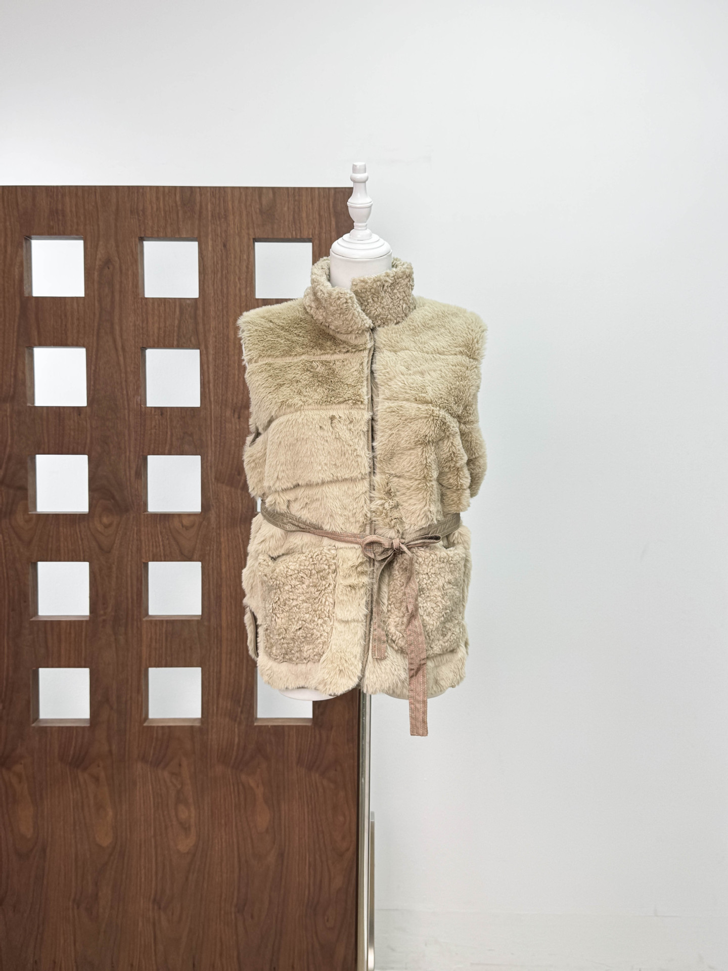 2025 otoño y invierno nuevo estilo de peluche de cuello sin mangas chaleco de pluma, nicho de diseño elegante y versátil