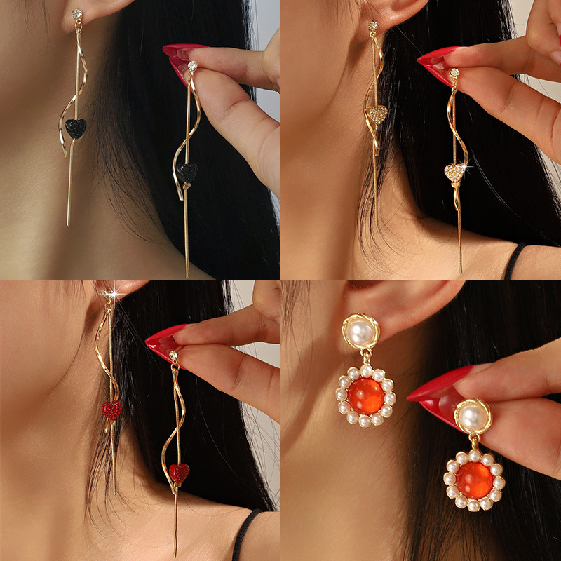 Brincos longos elegantes de coração com pérolas e borlas_voghion.com