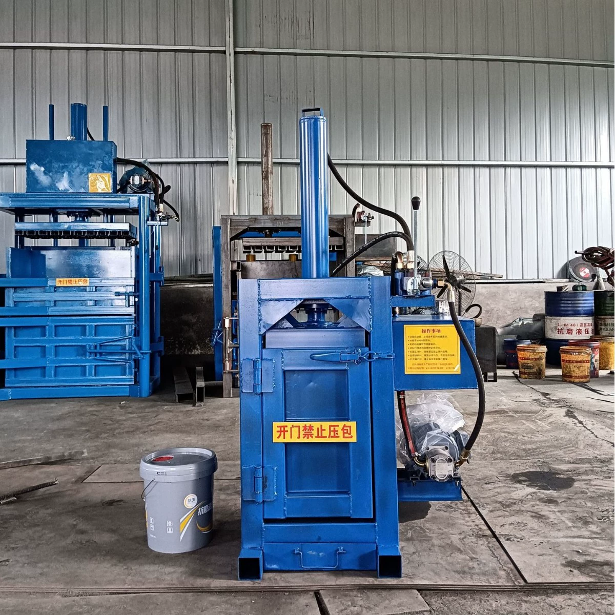 Небольшой баллончик с краской барабан плоский станок 200 литров