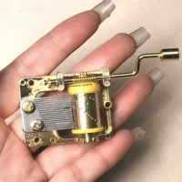 Профессиональное производство и оптовая продажа прозрачных акриловых игрушек, подарочных аксессуаров, позолоченная Музыкальная шкатулка с ручным приводом, Золотая музыкальная шкатулка Машина