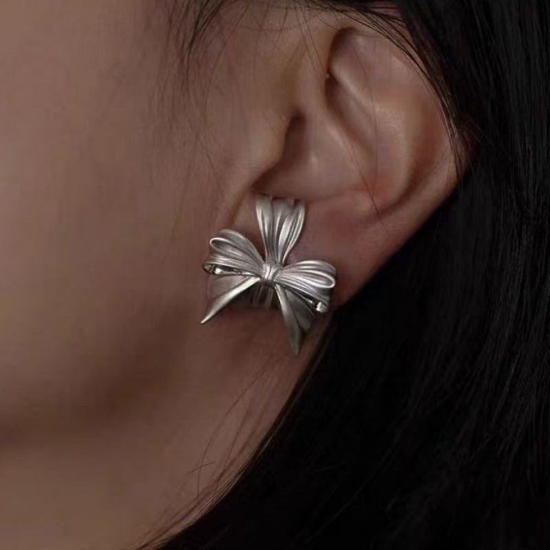 Sophisticated fashionable elegant small earrings with bow