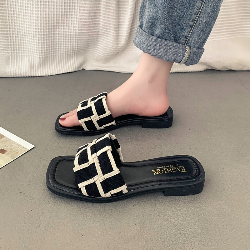 French luxury flat sandals for women to wear in summer, Xiaoxiang Feng 2023, new influencer going out to the beach, flip flops_voghion.com