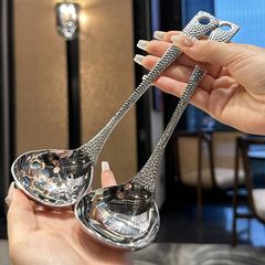 ステンレスのうろこの柄のネットの赤いスプーンのスープの殻のネットの赤い長い柄のスプーンのレストランはスプーンの家庭用の鍋の業務を盛ります。