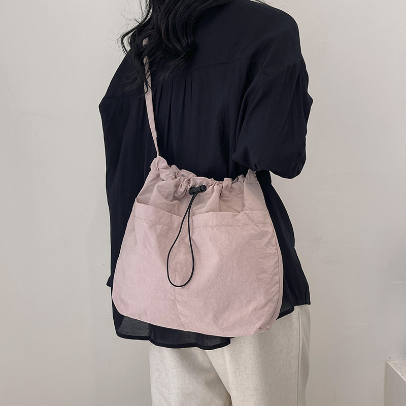 A stylish single-shoulder crossbody bag for 2024, a large-capacity casual commuting bag for classes, and a beautiful and fashionable underarm bag for women undefined