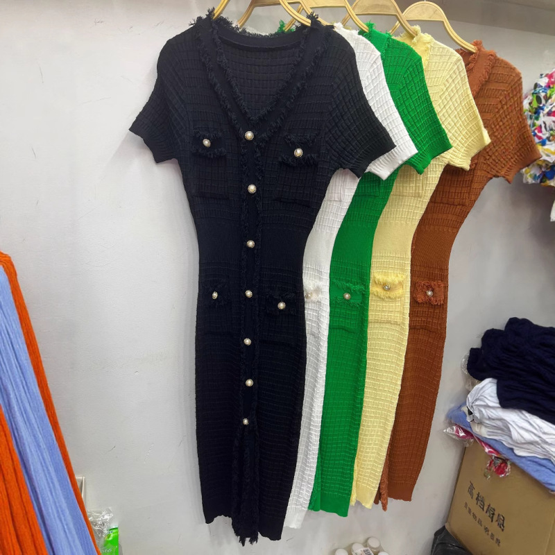 XiaoxiangfengのハイエンドレトロVネックメタルシングルブレストスリムフィットヒップカバーニットドレス夏用|undefined