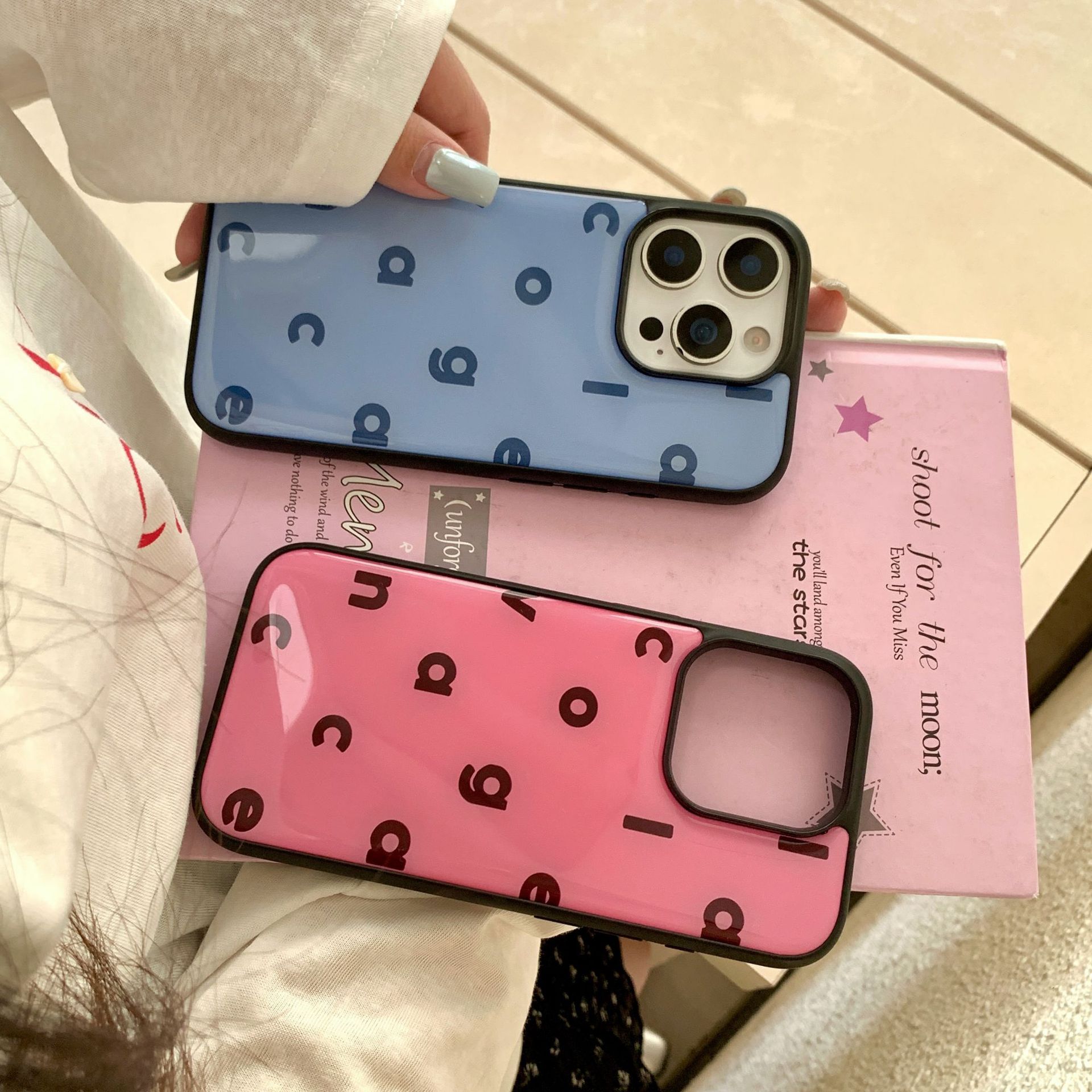 Personalidad nicho color letras inglesas aplicables Apple 16ProMax funda para teléfono móvil 15Pro pareja 14/13 nuevo 16