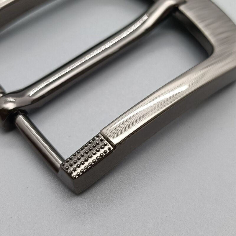 男性の針式のベルトの先端の高級なベルトの針は4.0合金のレーザーのベルトのボタンの工場を掛けて国境を越えます。|undefined
